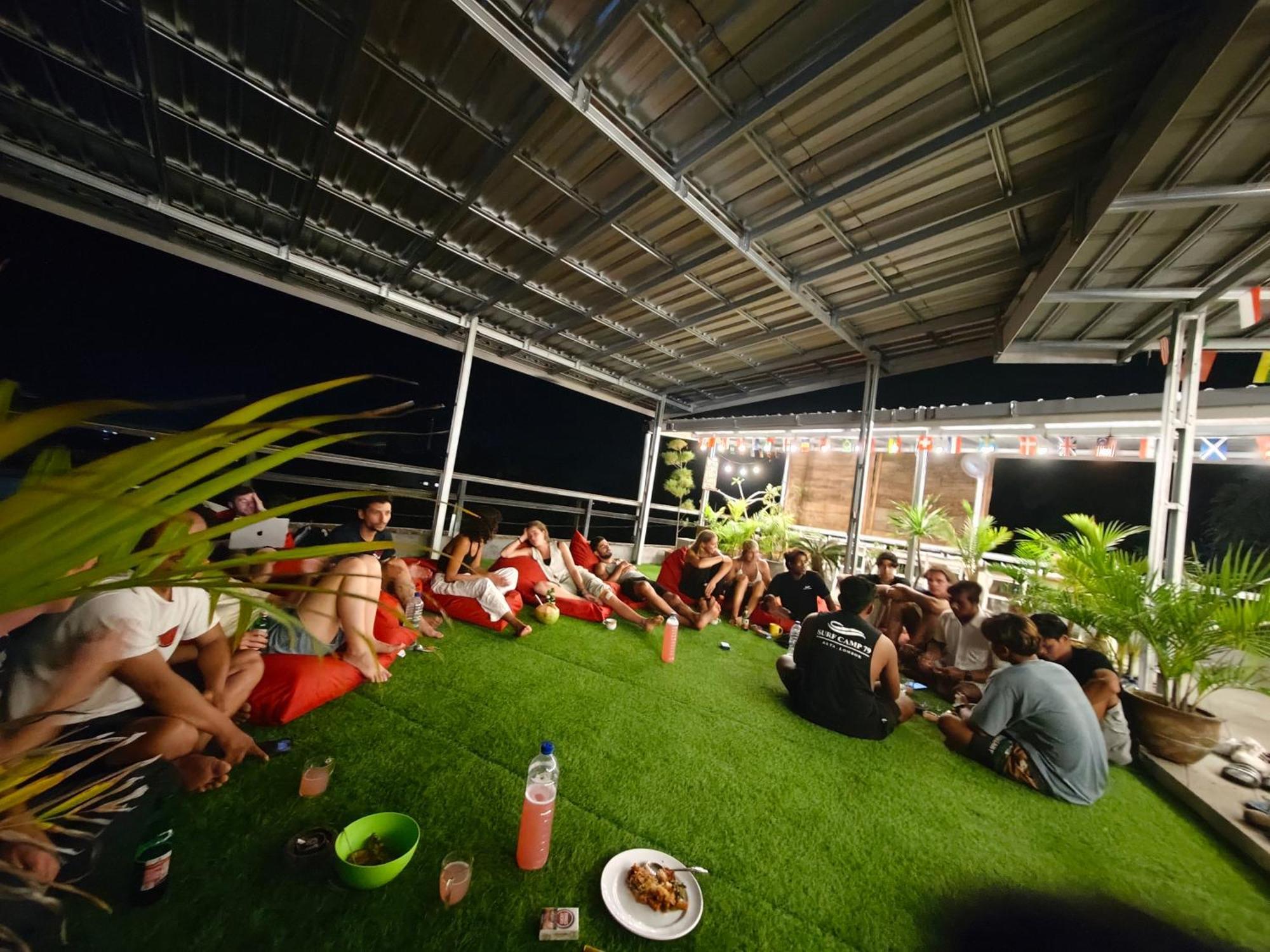 Hotel Surf Camp 79 Kuta  Esterno foto